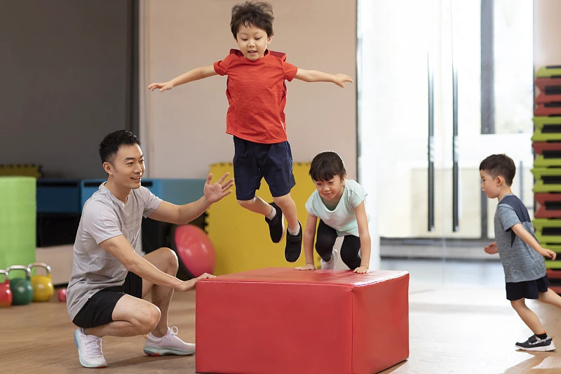 如何利用篮球训练营改进防守技巧?_1